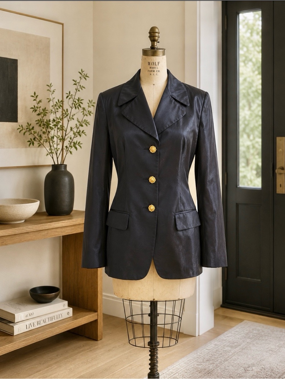 Classic Vintage Beautiful Black Shimmer Blazer with Gold Lion Buttons par D’Oraz